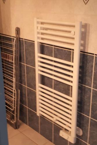 La salle de bains est pourvue d'une fenêtre et de murs carrelés noirs. dans l'établissement Superbe T2 dans Rés Bleu Marine - Face à l'Ocean, à Lacanau