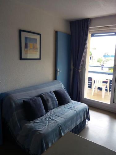 - une chambre avec un lit et une porte donnant sur une terrasse dans l'établissement Superbe T2 dans Rés Bleu Marine - Face à l'Ocean, à Lacanau