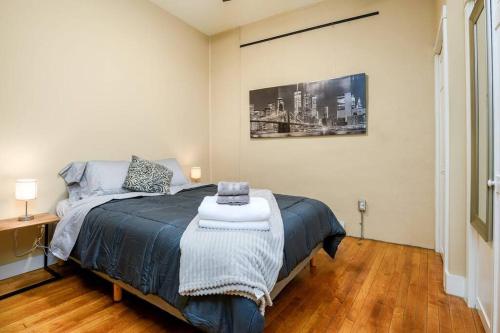 Una cama o camas en una habitación de Cityscape Elegance - Stylish Skyline Views Retreat