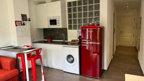 cocina con nevera roja y lavadora en LOFT URBANO, en Béjar