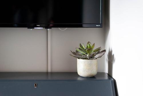 GuestReady - Top Floor Chic Camden Flat photo 12