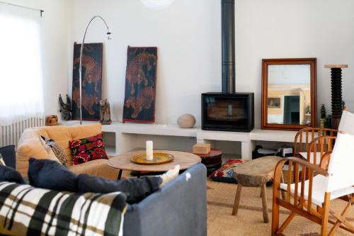 a living room with a couch and a tv at Loft l'Écluse 2, parking gratuit in Saint-Valery-sur-Somme