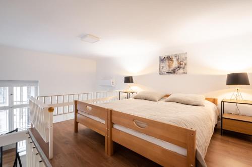 1 dormitorio con 1 cama con pared blanca en Classical apartment with modern style downtown!, en Budapest