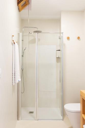 a shower with a glass door in a bathroom at Apartamento Don Algodón Grau in Gandía