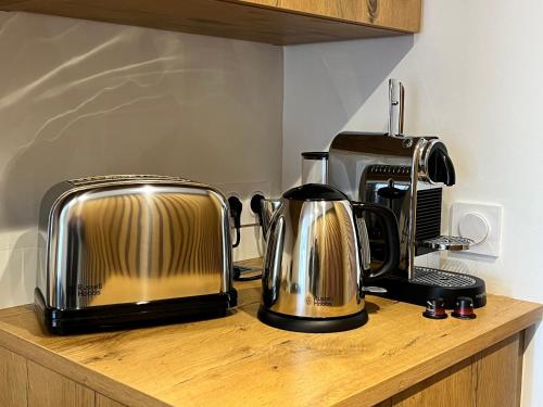 eine Theke mit 2 Toaster und einer Kaffeemaschine in der Unterkunft Canta la Mar - Vue exceptionnelle in Collioure
