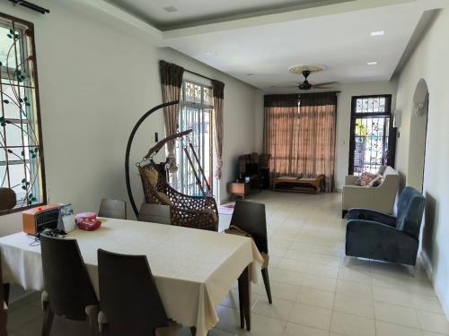 a dining room with a table and chairs at Garden Homestay in Kulai