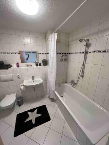 y baño con bañera, aseo y lavamanos. en Fewo 1, en Gotha