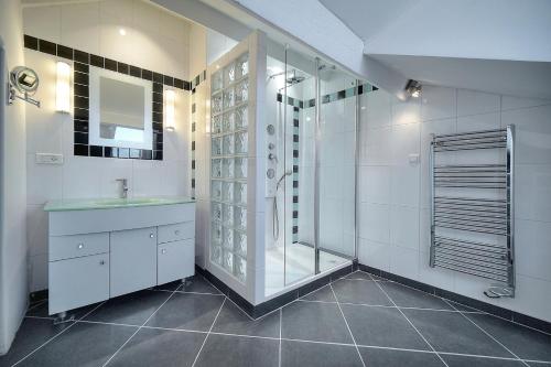 une salle de bain avec douche et lavabo dans l'établissement Immogroom - Luminious T2 - Center - AC - Wifi, à Cannes