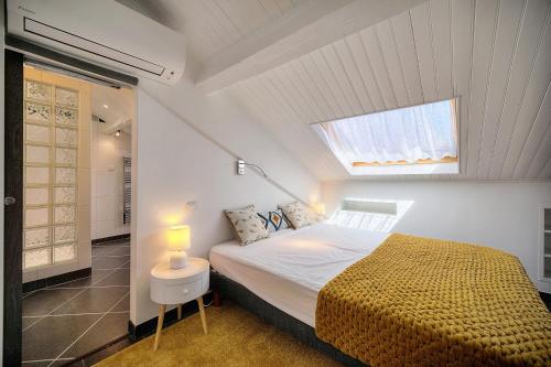 une chambre avec un lit et une lucarne dans l'établissement Immogroom - Luminious T2 - Center - AC - Wifi, à Cannes