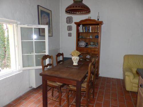 une salle à manger avec une table et des chaises dans l'établissement Le Murmure des Cèdres - Gîte en Cévennes, à Saint-André-de-Majencoules