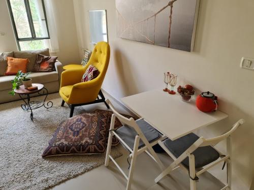 uma sala de estar com uma mesa branca e cadeiras em A Spot on the Hill em Umm el Shuf