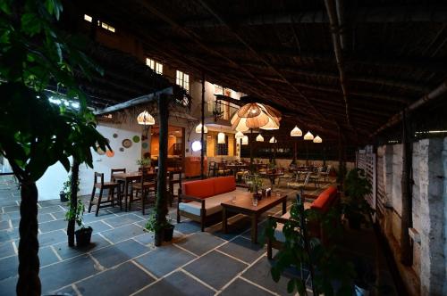 un patio con mesas y sillas en un restaurante en Boheme, en Morjim