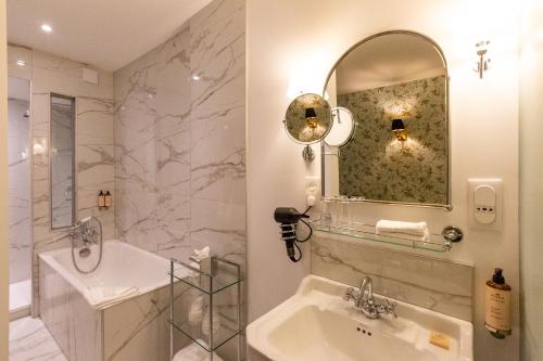 a bathroom with a sink and a mirror at Hôtel Gabriel Paris in Paris