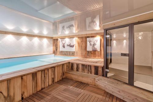 une piscine intérieure avec jacuzzi dans l'établissement Chalet Ontario, à Demi-Quartier