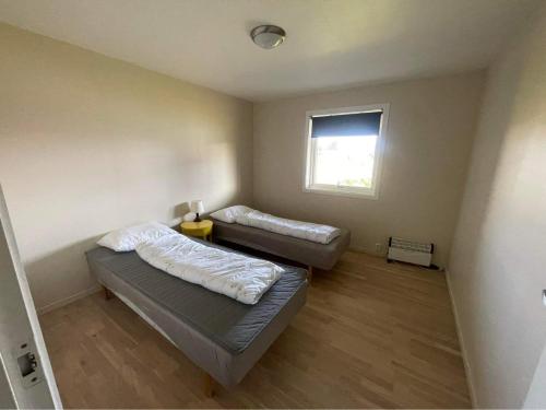 ein kleines Zimmer mit 2 Betten und einem Fenster in der Unterkunft Nautnes Brygge in Nautnes