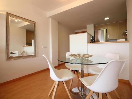 Kuchyňa alebo kuchynka v ubytovaní Apartamento luminoso con terraza y piscina comunitaria en Santa Margarita, cerca de la playa. - ES-228-138