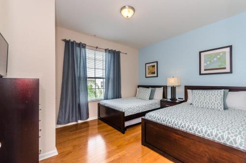 1 dormitorio con 2 camas y ventana en Vista Cay 84 by Top Villas, en Orlando