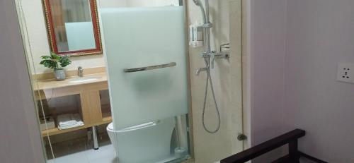 uma casa de banho com um chuveiro e um lavatório. em Sky Seaview Coron em Coron