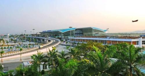 Tân Hoà Homestay في دا نانغ: مطار وطائرة تطير فوق الطريق