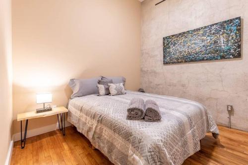 - une chambre avec un lit et 2 serviettes dans l'établissement Elevated Living at Bangor Downtown Penthouse, à Bangor