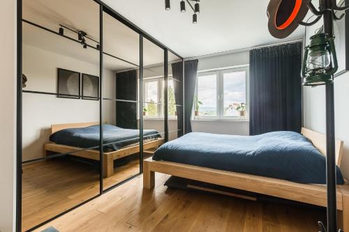1 dormitorio con 2 camas y espejo en Kościuszki 19 en Lesko