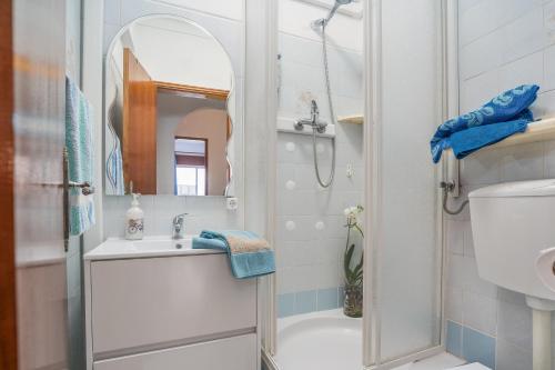 a bathroom with a shower and a sink at Apartamento Escadinhas in Lagos
