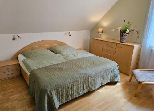 戈里施水療的住宿－Ferienhaus Villa Maria / Ferienwohnung Chippendale，卧室配有1张床、1张桌子和1把椅子