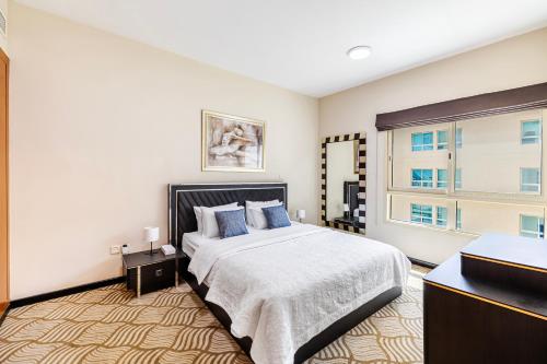 - une chambre avec un grand lit et une fenêtre dans l'établissement Renovated 1 Bed Al Alka 1 In The Greens, à Dubaï