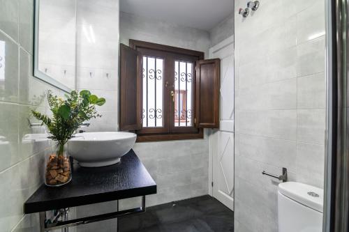 La salle de bains est pourvue d'un lavabo et d'une fenêtre. dans l'établissement tuGuest Concepcion Apartment, à Grenade
