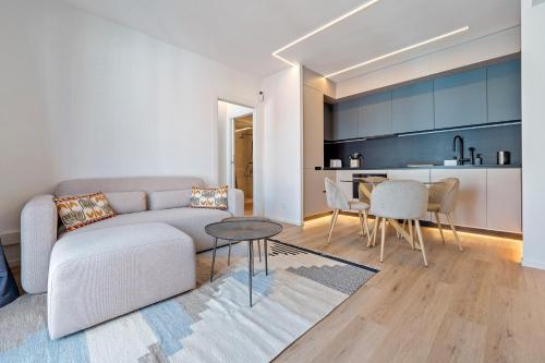 una sala de estar con un sofá y una mesa en Hauzify I Apartaments Voramar, en Sant Pol de Mar