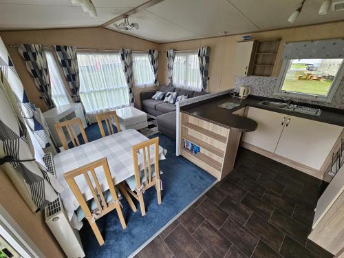 uma vista aérea de uma cozinha e sala de estar numa caravana em 3 Bed Holiday Home, Doniford Bay em Watchet