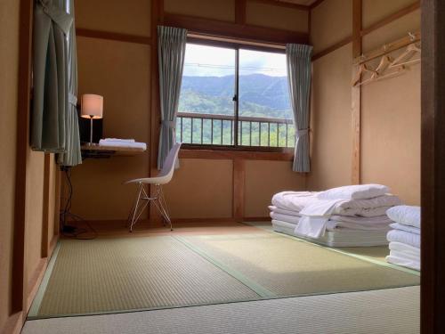 um quarto com uma cama e uma janela com vista em Makino Kogen 123 Building / Vacation STAY 79154 em Kaizu