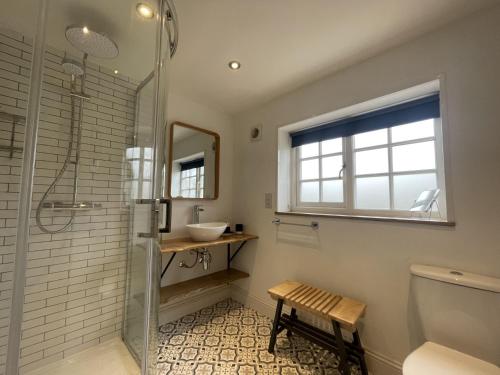 W łazience znajduje się prysznic, umywalka i lustro. w obiekcie Fell View w mieście Portinscale