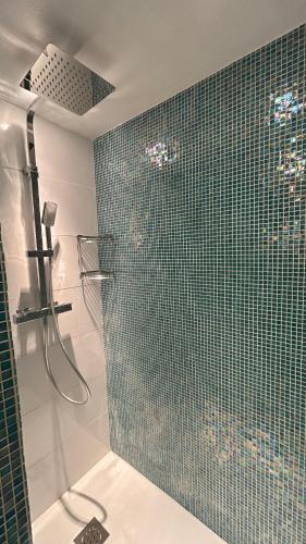 La salle de bains est pourvue d'une douche et d'une paroi en verre. dans l'établissement Loft 3 pièces dans vieil Antibes, à Antibes