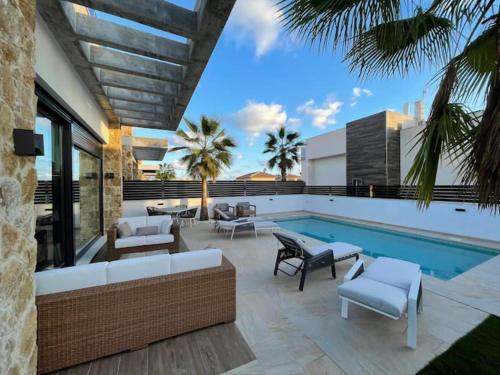 Piscina de la sau aproape de PMT12 -Luxurious villa with private pool