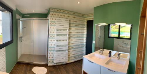 a bathroom with two sinks and a shower at Casa Antoine 15pers : vue mer, 10 min à pied plage in Donville-les-Bains