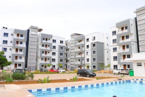 um complexo de apartamentos com uma piscina em primeiro plano em 2 Bedrooms Siloam apartments em Mombasa