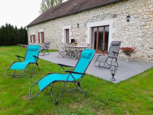 a group of chairs and a table in a yard at Le gîte du Haut-Breuil 4-10 pers proche de Beauval châteaux de la Loire in Vicq-sur-Nahon
