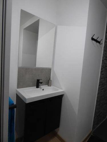 Ένα μπάνιο στο L'escapade secrète Jacuzzi et Sauna privatif