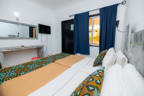 Tempat tidur dalam kamar di Sarges Hotel