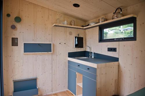 a kitchen in a tiny house with a sink at Sleep Space 4 - Salemer See in Salem