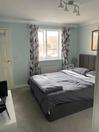 Schlafzimmer mit einem Bett und einem Fenster in der Unterkunft North East Escape in Holystone