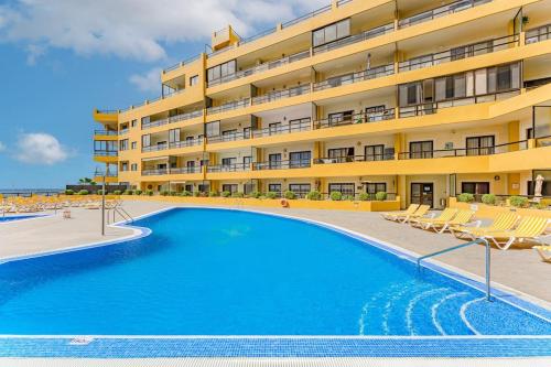 een hotel met een zwembad voor een gebouw bij Ocean view Agua Marina 1 bedr apartment in San Miguel de Abona