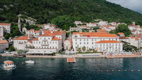 Heritage Grand Perast By Rixos في بيراتس: اطلالة على مدينة على المياه مع مباني