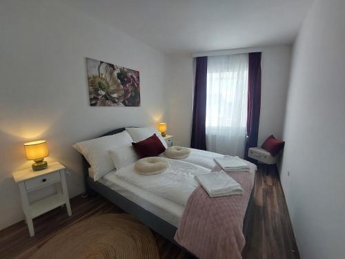 1 dormitorio con 1 cama con 2 toallas en Color Home en Veszprém