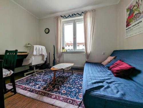 克拉科夫的住宿－Urzędnicza 23 by Homeprime，一间卧室配有蓝色的床、一张书桌和一个窗户。