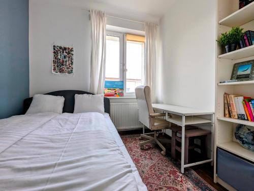 克拉科夫的住宿－Urzędnicza 23 by Homeprime，一间卧室配有一张床、一张书桌和一个窗户。