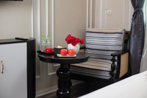 Ένα ή περισσότερα κρεβάτια σε δωμάτιο στο Omina Hotel & Travel