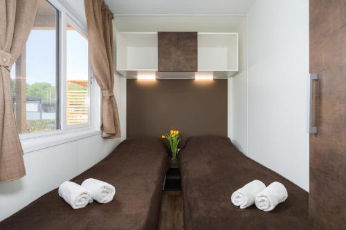 Pokój z 2 łóżkami i oknem w obiekcie Mobile Homes Adriamar - FKK Nudist Camping Solaris w Poreču