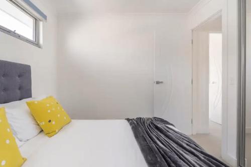 Katil atau katil-katil dalam bilik di Modern Mansion in Lightsview By Host Solutions